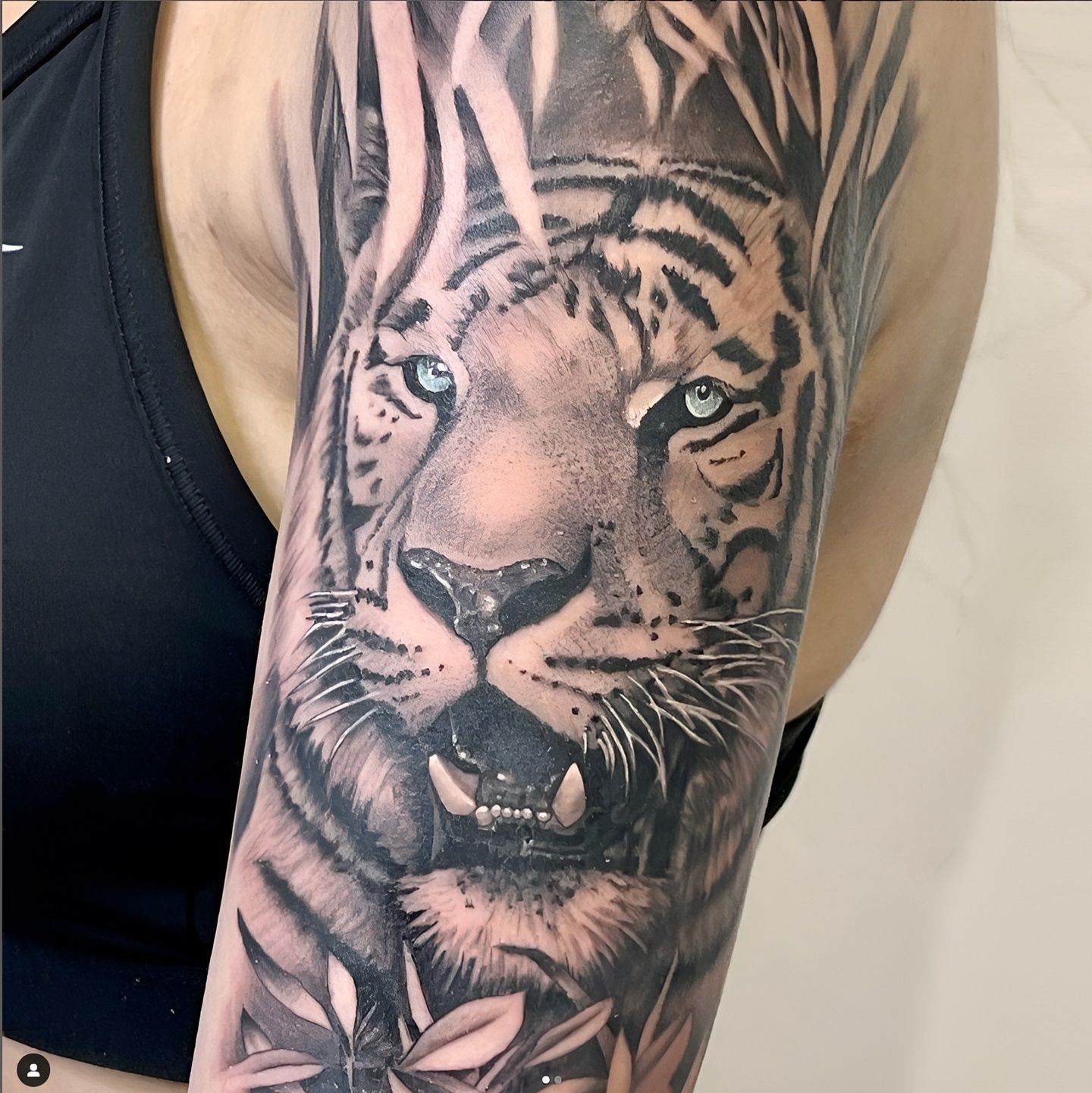 Tatuaje realista de la cabeza de un tigre realizado por Aitor Murga en Ink for All