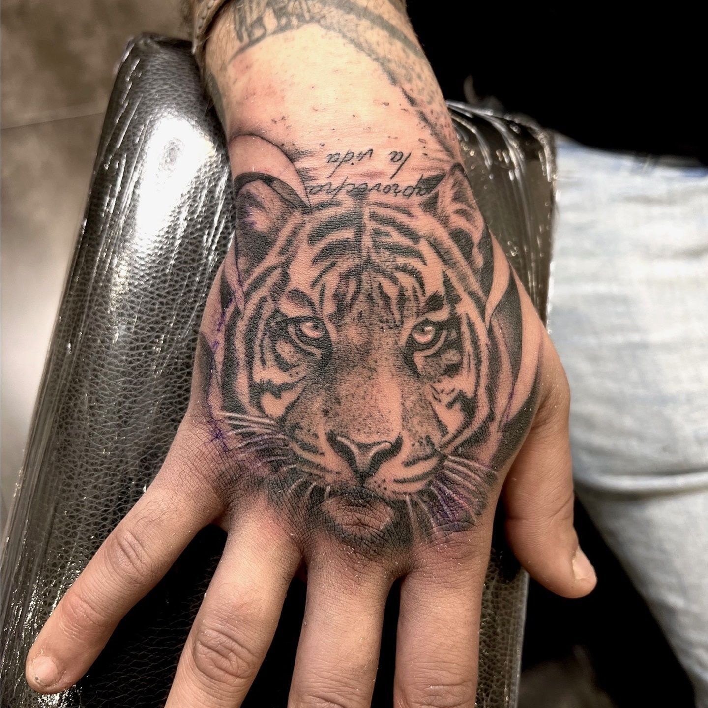 Tattoo realista de un tigre realizado por Aitor Murga en Ink for All en el dorso de la mano