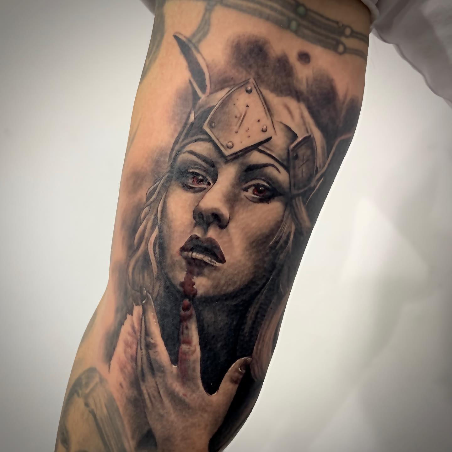 Tatuaje realista de una vikinga realizado por Aitor Murga en Ink for All