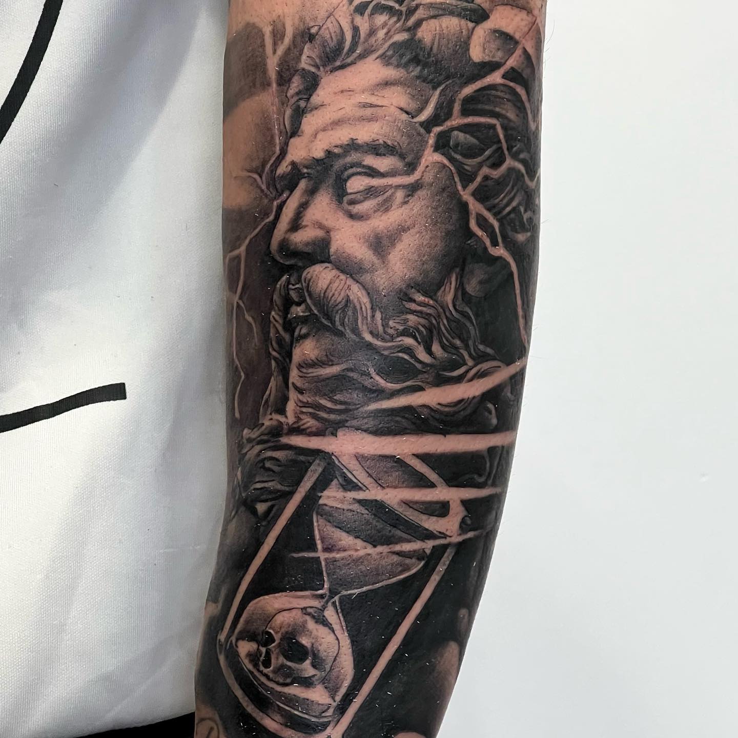 Tatuaje realista de Chronos, dios del tiempo realizado por Aitor Murga en Ink for All